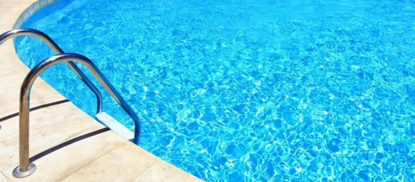 Πισίνα ή θάλασσα εν μέσω κορωνοϊού;– Που κινδυνεύουμε λιγότερο;